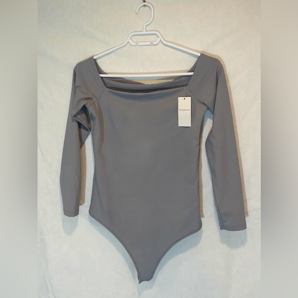 NWT Abercrombie and Fitch Off Shoulder Bodysuit Grey | Medium